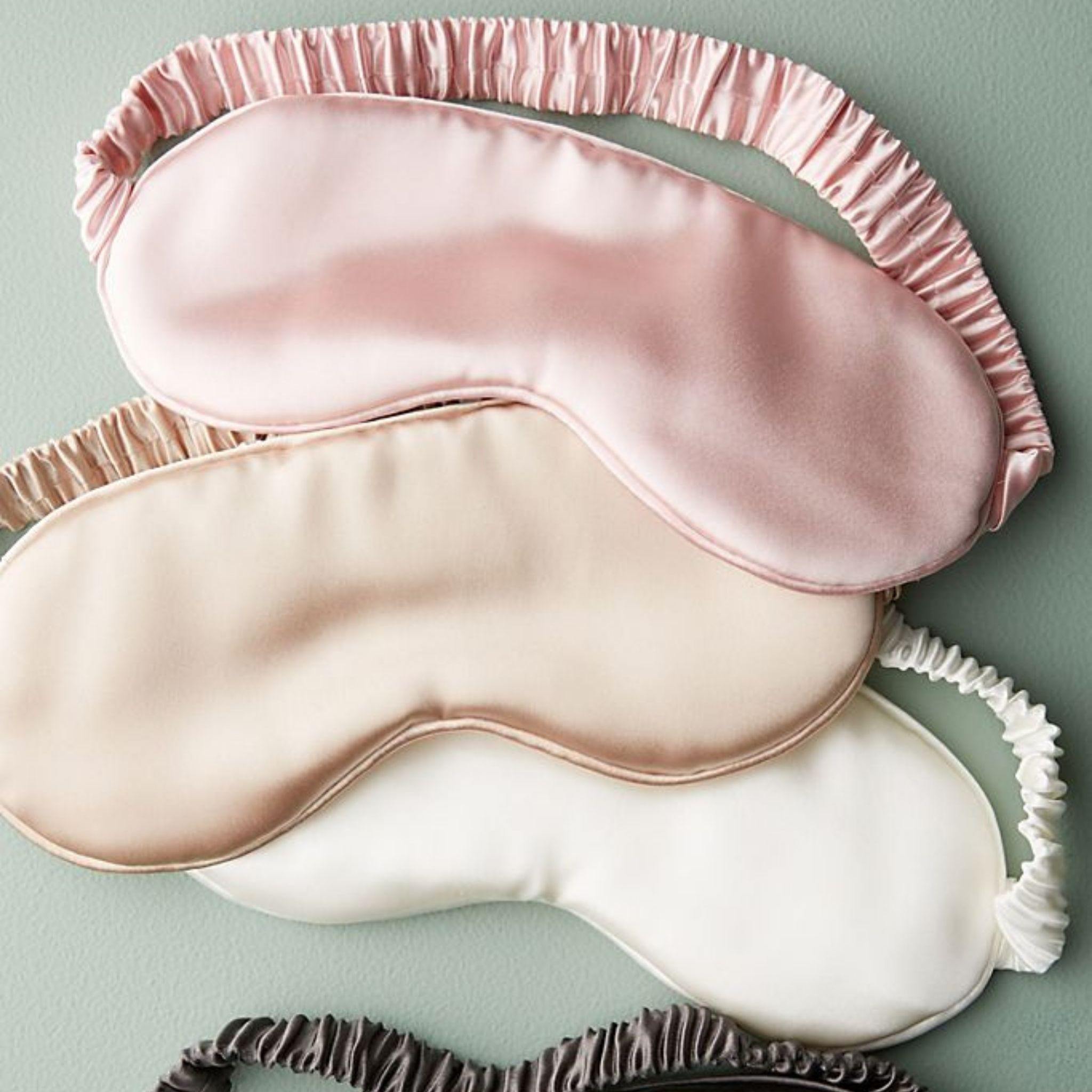 Mascherina occhi notte: tutto quello che devi sapere. Scopri i benefici di questo semplice accessorio che è tornato di moda