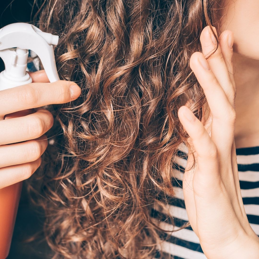 come rendere i capelli ricci lucidi e morbidi