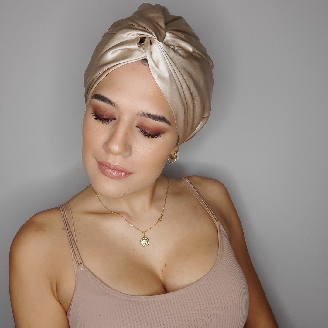 turbante capelli ricci in seta per la notte