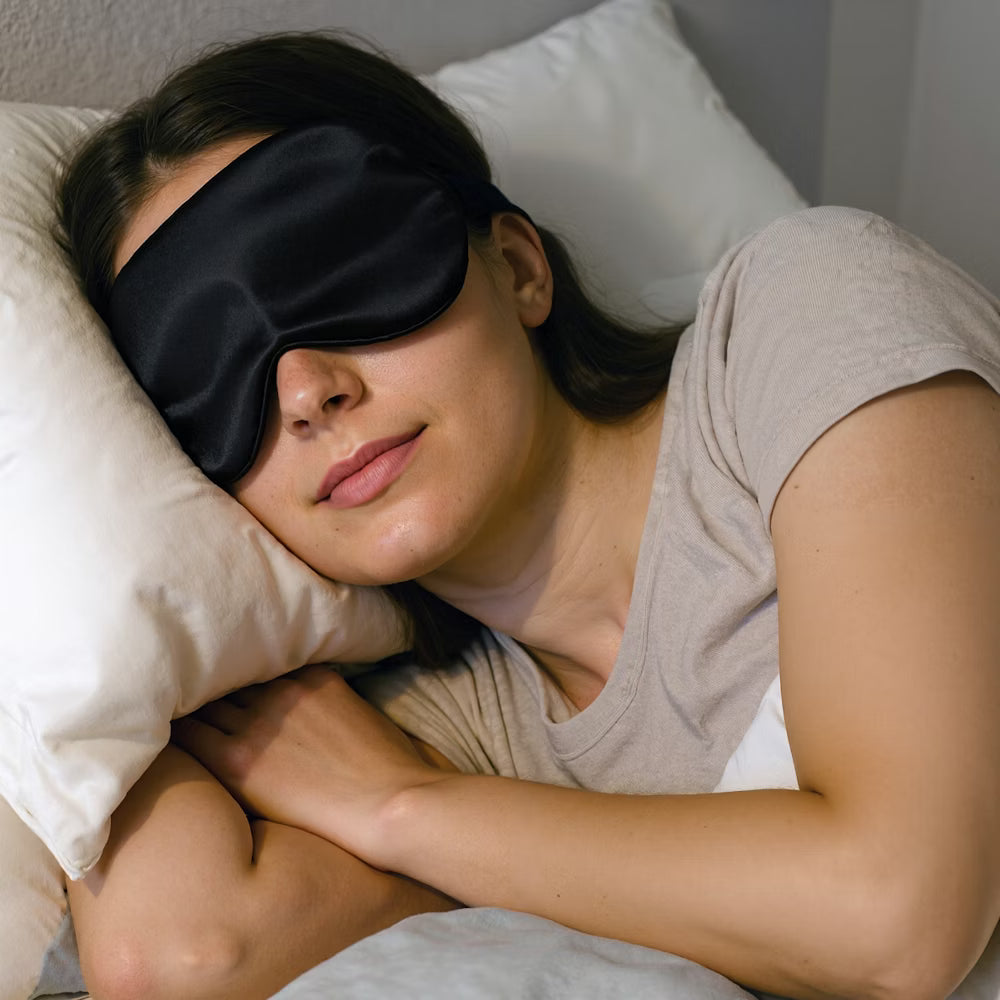 donna che dorme con mascherina da notte in seta