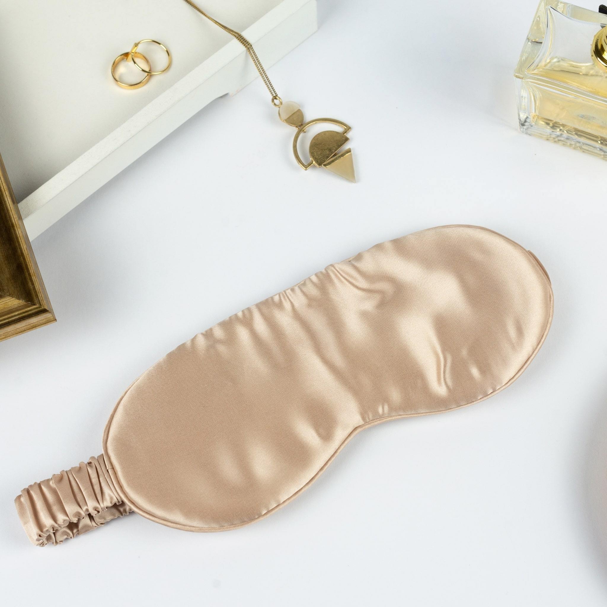 mascherina per dormire in seta colore champagne elegante e moderno