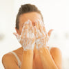 Come scegliere il giusto detergente per il viso in base al tuo tipo di pelle