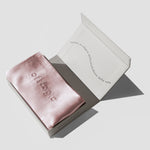 Federa di seta rosa per capelli sani e luminosi. Packaging elegante perfetto come idea regalo