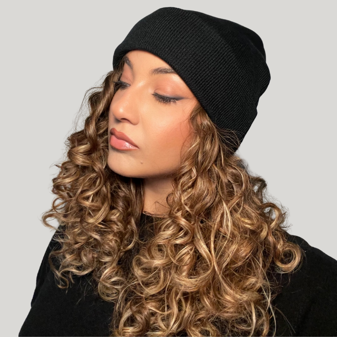 cappello invernale da donna foderato in seta nero perfetto per capelli ricci. Mantiene la piega perfetta dopo ogni utilizzo