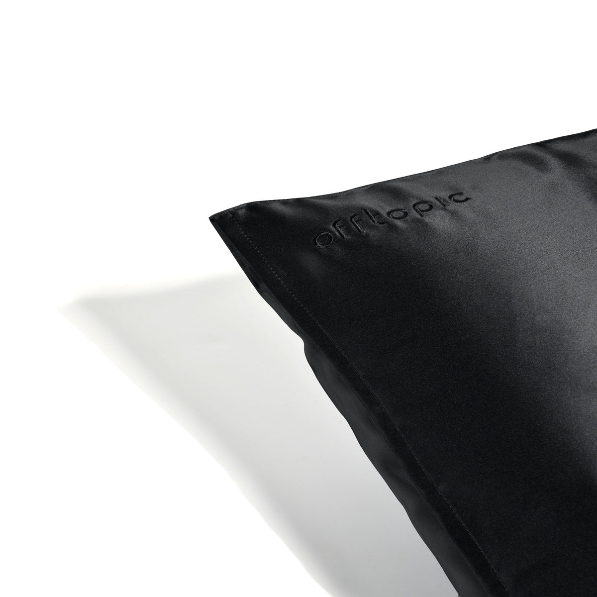 federa di seta nera dettaglio logo personalizzato