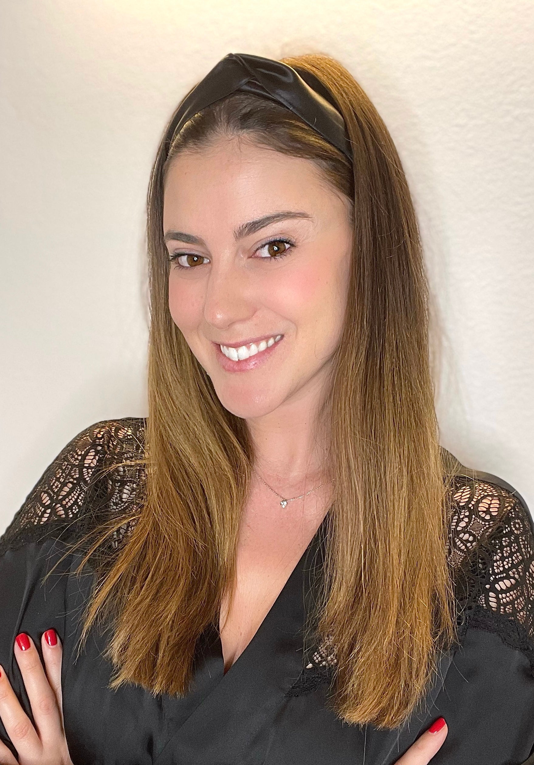 fascia capelli skincare donna trucco sorriso 